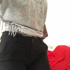 Svarta trousers - Var lite tight för mig. Ska tvättas innan det säljs också. 