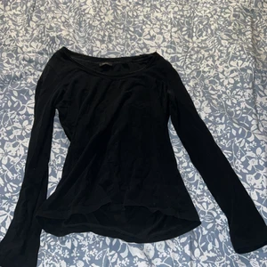 Svart långärmad tröja - Lätt urringad, säljer för att jag behöver pengar, inga tydliga defekter, står inte för frakt❤️