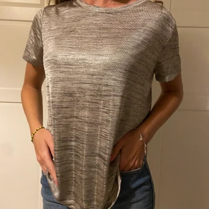 Cool T-shirt - Cool T-shirt. Glittrig eller skimrig. Som ny. Vet tyvärr inte märker.