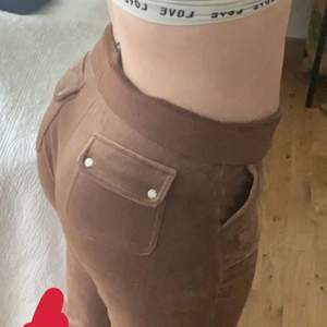 Säljer mina bruna juicy byxor i bra skick!! Jag säljer dom för att jag ångra köpet och vill hellre spara till ett annat par byxor! använd cirka 3-4 gånger Kom privat för mer bilder( har inget kvitto)