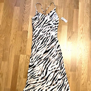 Back cross Strap dress  - Long ner till Vaderna, lägger sig fint på kroppen.  Hade behållit den men mina bröst blev extremt allt förstora efter graviditeten så den är tajt.  Aldrig andvänd!! 