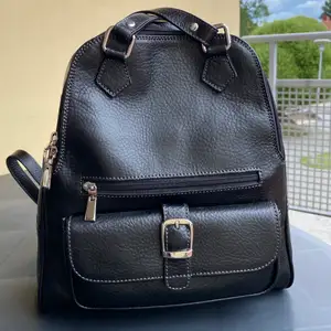 I am selling this new black leather backpack which I never worn. Condition: new. 