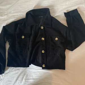 Jacka - En snygg vår/sommarjacka från i Manchester. Den är från Shein och jag jag säljer den för mycket billigt pris pga den vita målarfärgen på ryggen. ❤️