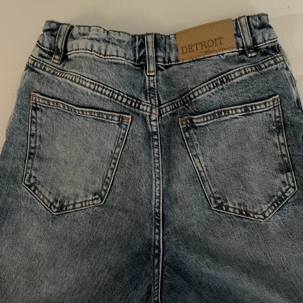 Säljer dessa blåa vida jeans för att det inte kommer till användning. De kommer från Lindex och är i storlek 152 men är för långa på mig som är 160 cm lång, så de är ganska stora i storleken. Köpte för 350 kr och säljer nu för 199 kr. 🫶🏼🫶🏼🫶🏼 . Jeans & Byxor.