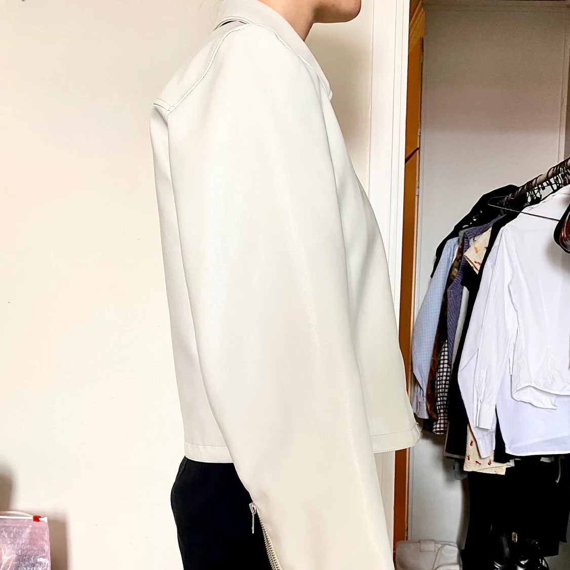 Vit jacka i pu-läder - 90