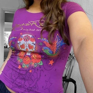 Ed Hardy - Säljer Ed Hardy tisha i lila färg🦋 i mycket bra skick! Strl S men passar mig med större strl då den är väldigt stretchig💐