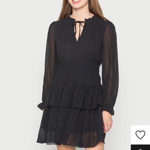 Super fin svart kläning perfekt till sommaren och vintern💕andvänd endast 1 gång därav priset💕 nypris 899kr från pepe jeans💕 skriv till mig privat för fler bilder