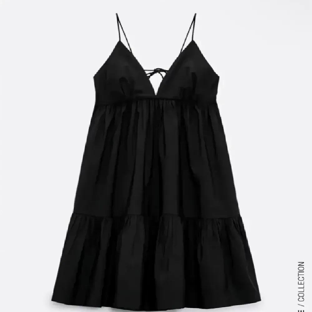 Jättefin klänning från Zara som passar perfekt till sommaren, bara inte kommit till någon användning för mig🫶🏾💓 AVSLUTAR BUDGIVNING IDAG . Klänningar.