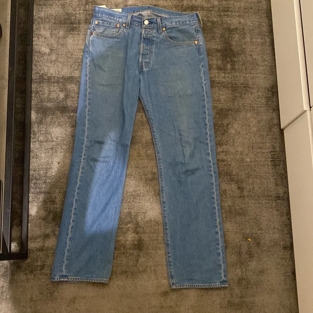 Ett par blå straight levis 501 jeans som desvärre blivit för små för mig, nästan aldrig använda, köpta för cirka 1200kr. Köparen betalar för frakten! . Jeans & Byxor.