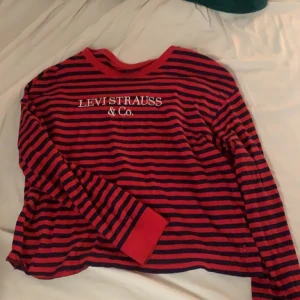 Levis tröja L - Långärmad tröja köpt i Levi’s Store. Storlek L och sitter lite oversized på mig som oftast har M i tröjor. Använd men mycket bra skick! 200 kr + frakt😁😁