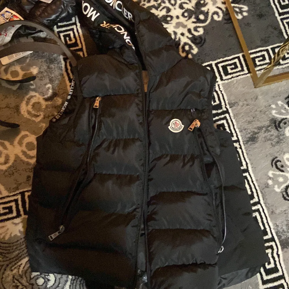 Helt ny Canada goos  pris 2000 moncler 2300 lv bälte silver st 125-50 svarta är st 130-52 ett lv bälte för 400 . Övrigt.