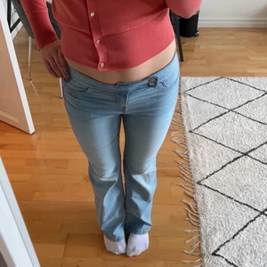 Lågmidjade jeans - Säljer dessa superfina lågmidjade/flare jeans som endast är använda 4 ggr. De är i en större storlek men sitter bra på mig som har 34/36 i jeans. Kontakta mig för fler bilder! 💗 250kr + frakt. Kan även mötas i Stockholmsområdet. (Lånad bild)