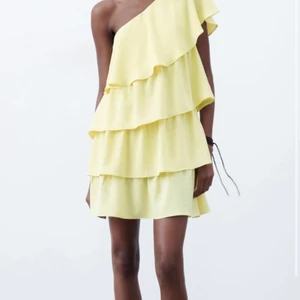 Gul klänning - Jättefin klänning från zara, säljer då den tyvärr inte kommer till användning💕 aldrig använd