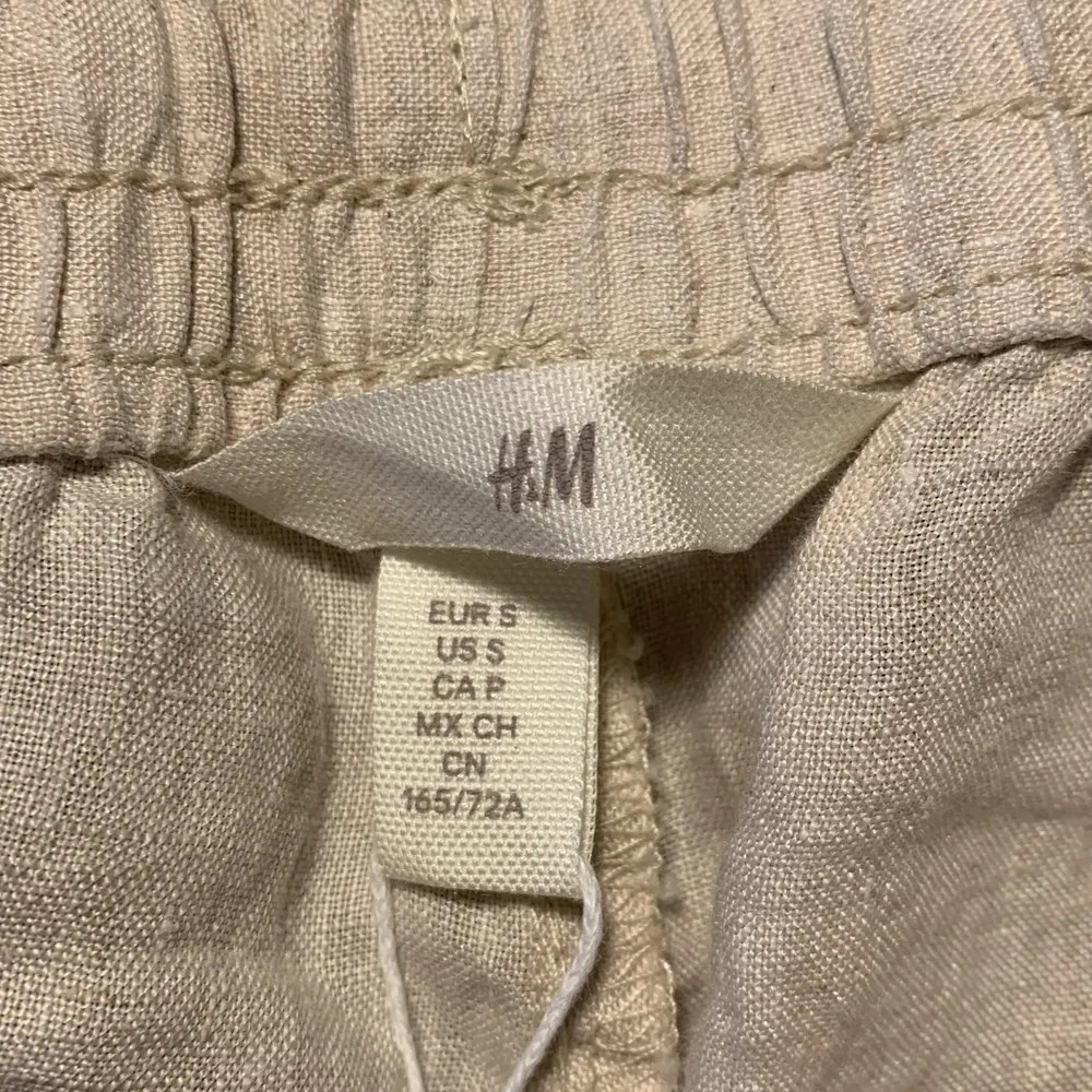 Fina linnebyxor i nyskick från H&M (lappen finns kvar)💕 ordinarie pris 299kr, kontakta för fler bilder/frågor!. Jeans & Byxor.