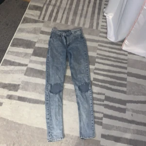 Jeans - Ett par super fina jeans som har hål i dig på knäna, tyvärr för tajta för mig! 💓