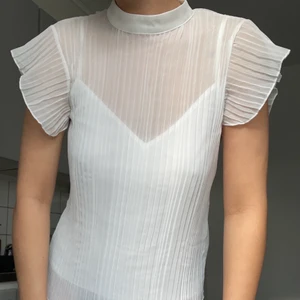 vit asos blus - blus i två delar från asos design. linnet under kommer separat så båda delarna går att använda var för sig också. otroligt söt men tyvärr inte riktigt min stil. aldrig använt så i nyskick!