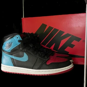 Jordan 1 high UNC to Chicago - Hej! Jag säljer ett par Jordan 1 high unc to chicago i storlek 41! Det är en klassisk ❗️Nypris 2800❗️, 💥Box och kvitto finns💥 det är bara att fråga för flera bilder eller frågor 💥Kan frakta eller mötas upp i stockholm💥 ❗️Priset är prutbart ❗️