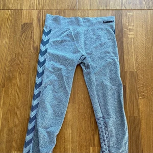 Hummel Träningstights - Gråa långa träningstights från Hummel. Knapp använda och i bra skick. Storlek M men ganska liten i storleken. 100kr