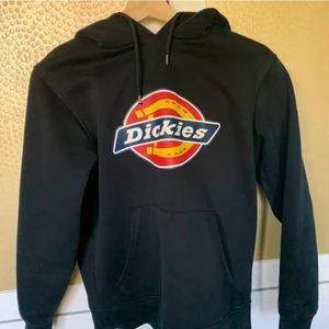 dickies hoodie - Säljer min älskade dickies hoodie då jag inte längre får användning av den längre… jätte fint skick, INGA skador på trycket alls!! väldigt bekväm och bra kvalite, STOR LUVA vilket är ett plus! nypris 749kr, mitt pris: 300kr + frakt! 