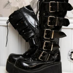 Demonia platåskor - Demonia skor storlek 39. Lite nötta baktill & lite mindre på andra ställen men inget man tänker på. FRAKTEN INGÅR I PRISET!