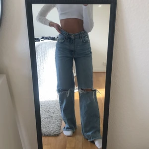 Jeans från Gina tricot  - Säljer dessa jeans ifrån ginatricot i storlek xs. De är sällan använda och är i bra skick. Säljer för 150kr + 60kr frakt 💕