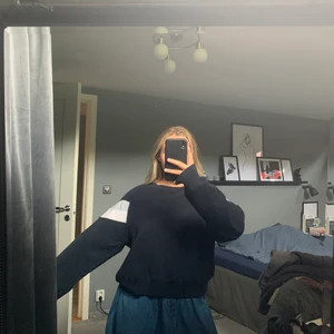 Tjock sweatshirt  - Haft denna länge och använt den en hel del. Den är helt enkelt i använtskick utan skador och fläckar. Den är lite oversized.