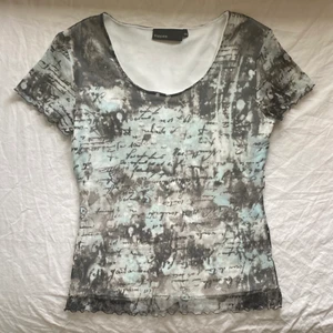 y2k topp - vintage tröja med mesh och bling från kappahl. ej genomskinlig! storlek 40/42 på lapp men skulle säga är betydligt mindre, så passar XS/S/M beroende på önskad passform. Köparen står för frakt. ⭐️