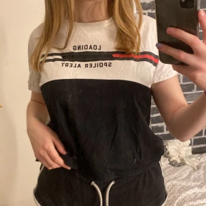 T-shirt St XL (S-L) - T-shirt från FB Sisters som är köpt på New Yorker. Ganska använd men fortfarande ganska bra skick. Svart färg vid texten har blivit lite urtvättat. Står st XL men jag skulle säga att den passar S & M. Möjligtvis L också. Skriv för fler bilder💕 