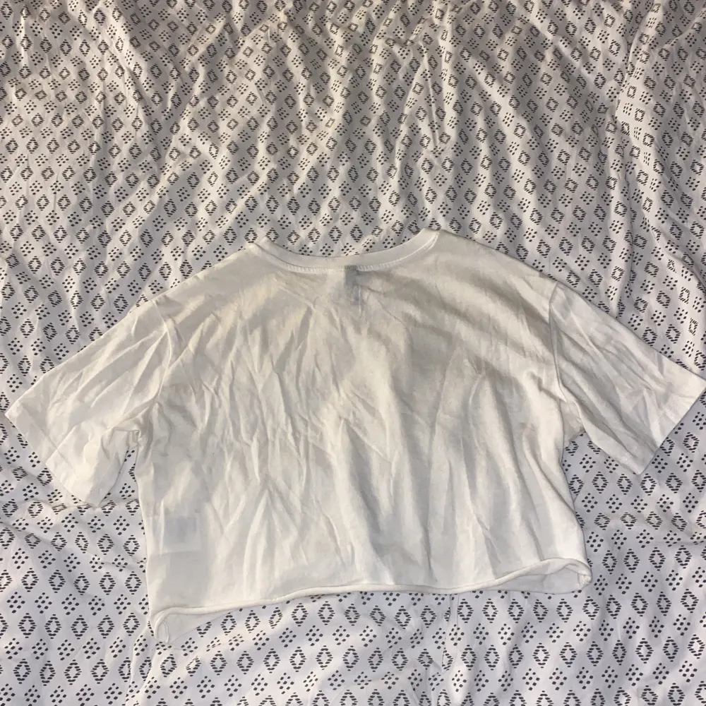 Oanvänd croppad T-shirt från H&M med justerbar snörning i storlek S. Skriv för fler bilder💕. T-shirts.