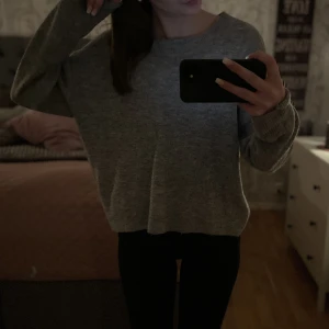 Stickad tröja - Oversized grå stickad tröja, sitter så snyggt men jag så mycket stickade tröjor så är tvungen att sälja lite, den är i fint skick, skriv för intresse💗