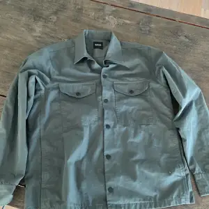 En grön overshirt som bara har legat i garderoben Ordinarie pris 1400kr