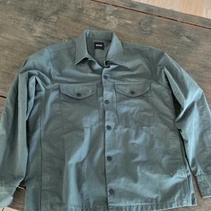 Overshirt - En grön overshirt som bara har legat i garderoben Ordinarie pris 1400kr