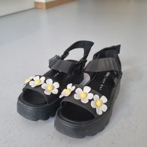 Sandaler lazy oaf - Sötaste sandalerna från lazy oaf! Använt sparsamt och de är gummi material så lätt att rengöra!! 