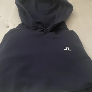 J.Lindeberg huvtröja i storlek M - En J.Lindeberg huvtröja i bra skick, sparsamt använd.