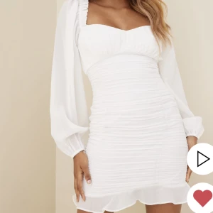 Vit klänning  - Vit klänning från Nelly, aldrig använd endast provad, nypris 500kr säljer för 270kr🥰Perfekt till studenten eller liknande🙃Köparen står för frakten