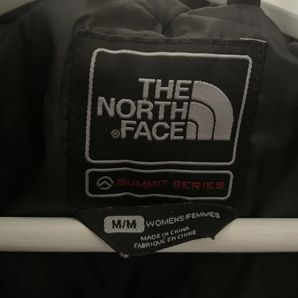 Svart jacka från The North Face Storlek M Jag har använt den men nu har den hängt i garderoben länge. Den har kvar att ge!🙏 Jag köpte den på sellpy :). Jackor.
