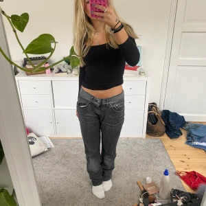 Skit snygga svarta jeans! - Snygga svarta jeans med låg midja. Snygg stentvättad färg!!