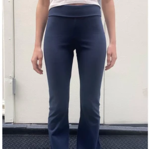 Brandy Melville yoga pants - Säljer ett par jättefina populära byxor från Brandy Melville, använda en gång pga ångrat köp, de är precis som nya och köptes för 200 kronor. Det är onesize och sitter jättefint, fråga gärna för bilder på byxorna 