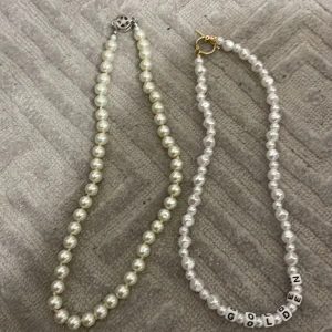 Pärlhalsband  - Två fina pärlhalsband där den ena har en text med Golden💛 Fin kvalitet speciellt på den med utan text! Köpes tillsammans eller separat (priset är för båda) Superfina till vilken outfit som helst! :)