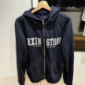 Lexington zip up - Mysig lexington zip up. Saknar tyvärr tråden, annars i bra skick. Nypris: 1500kr