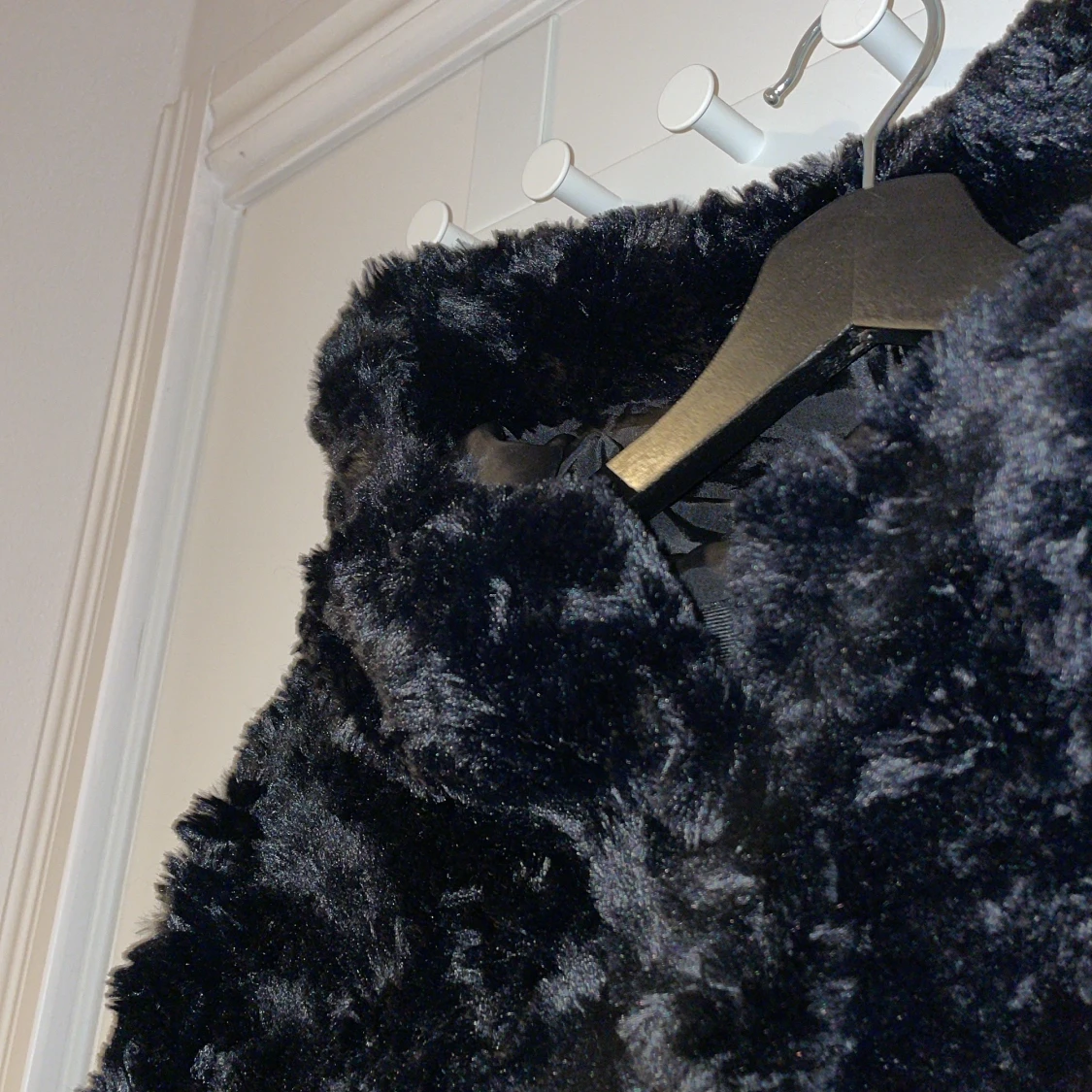 Svart pälsjacka  - 90
