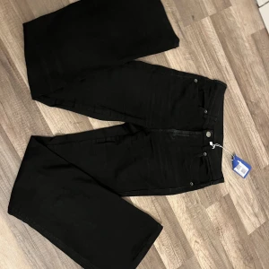 Mid waist botcut jeans  - Svarta botcut jeans, skriv för bilder på