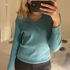 Långärmad tröja  - Blå långärmadtröja i storlek L egentligen men sitter bra på mig som är S. Använd några gånger men väldigt bra skick.