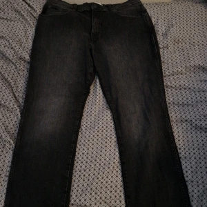 Wrangler Jeans washed black - I princip oanvända wrangler jeans. Dem är i storlek 34, men sitter som en oversized 32a enligt mig. Köptes från Zalando
