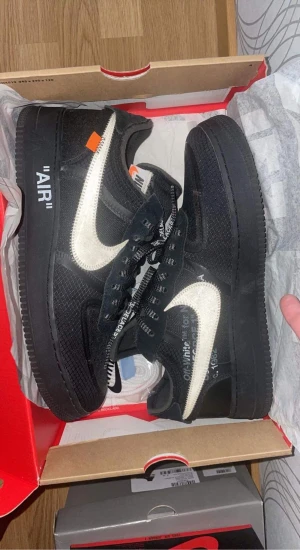 Nike Air Force 1 Off-White - Nike Air Force 1 Off-White Cond 9/10   använda 3 gånger 😎 Otroligt snygga skor! Size US12/46 BUD TAS EMOT!! Nypris 20,000kr