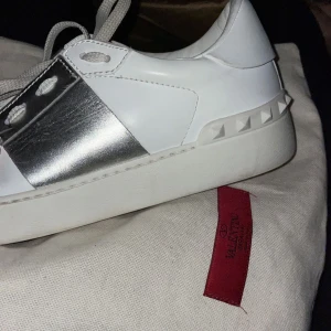 Valentino Garavani sneakers Open!  - Nu säljer jag mina Valentino sneakers i modellen open! De är skitsnygga med silvrigt band i mitten. De är köpta på Vestiaire Collective för ca 6000kr. De är använda, därav priset. Kontakta för frågor! Buda! ❤️