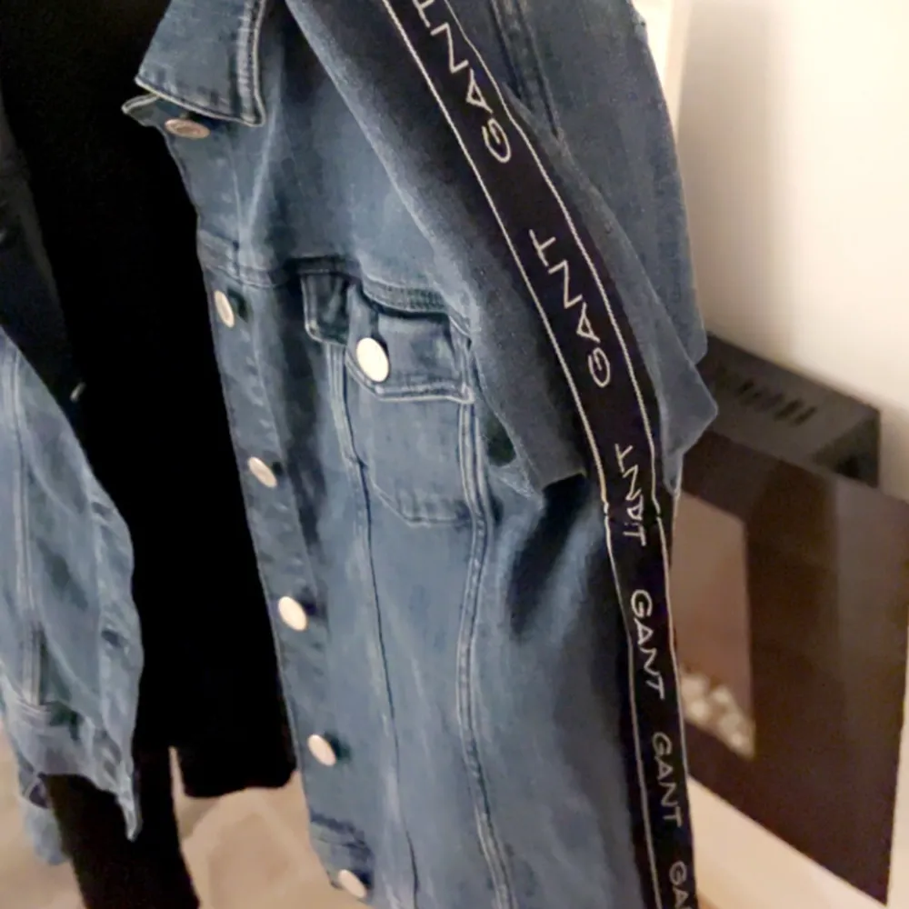 En jeans jacka från Gant jätte fin aldrig använt ❤️. Jackor.