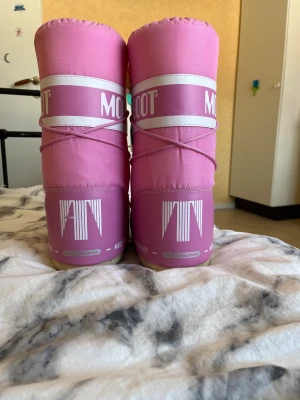 Rosa moon boots - Endast använda 1 gång så dom är i nytt skick köpta för 1495 