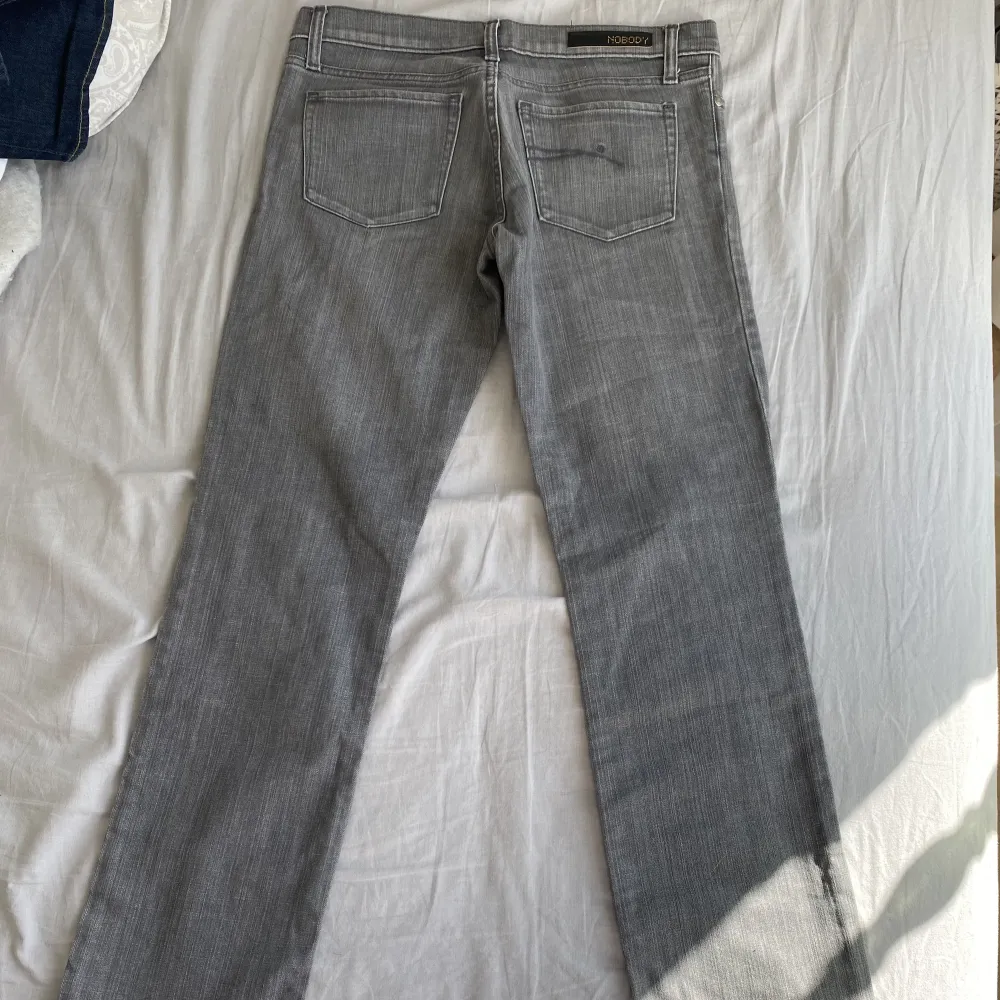 Grå nobody jeans som är Lågmidjade och har en straight fit, inerbens längden är 81cm och midjan rakt över är 39cm💗 . Jeans & Byxor.