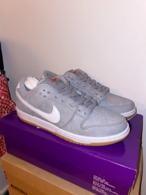 Nike SB Dunk “Wolf Grey Gum” Orange Label  - Nike SB Dunks “Wolf Grey Gum” Storlek 42. Helt nya, kvitto finns. Finns vitta skosnören som kommer med. Mötas i Stockholm annars frakt.   Pris kan diskuteras vid snabb affär!